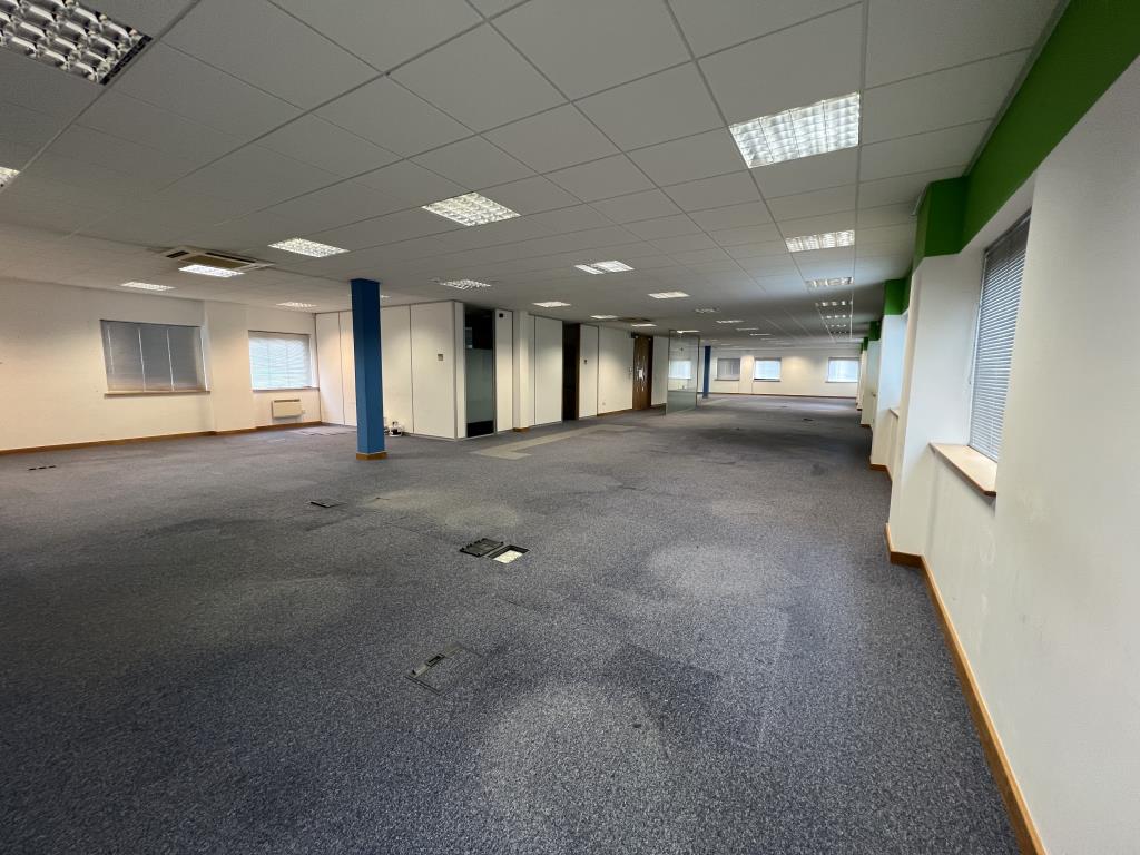 Lot: 118 - VACANT DETACHED COMMERCIAL UNIT WITH PLANNING FOR CHANGE OF USE INTO TEN FLATS - General internal photo of the ground floor of building